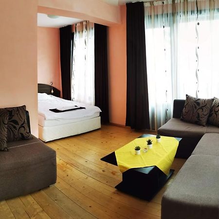 Apartments Black Horse ปอมโปโรโว ภายนอก รูปภาพ