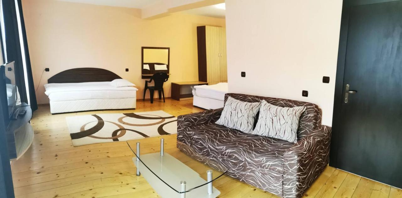 Apartments Black Horse ปอมโปโรโว ภายนอก รูปภาพ