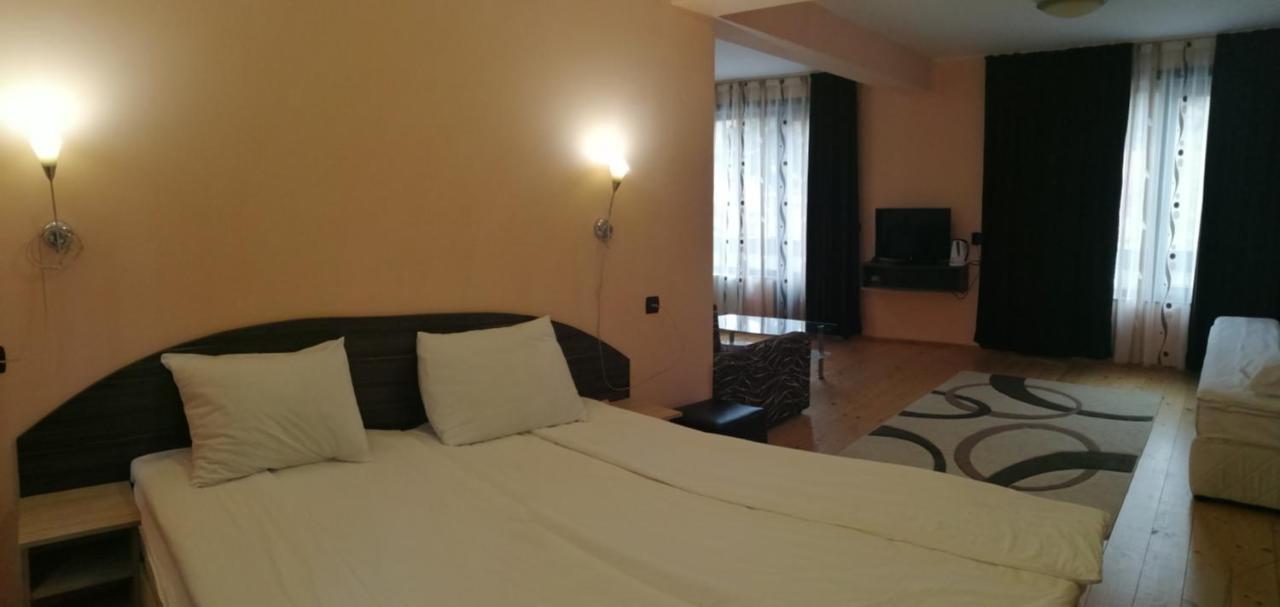 Apartments Black Horse ปอมโปโรโว ภายนอก รูปภาพ