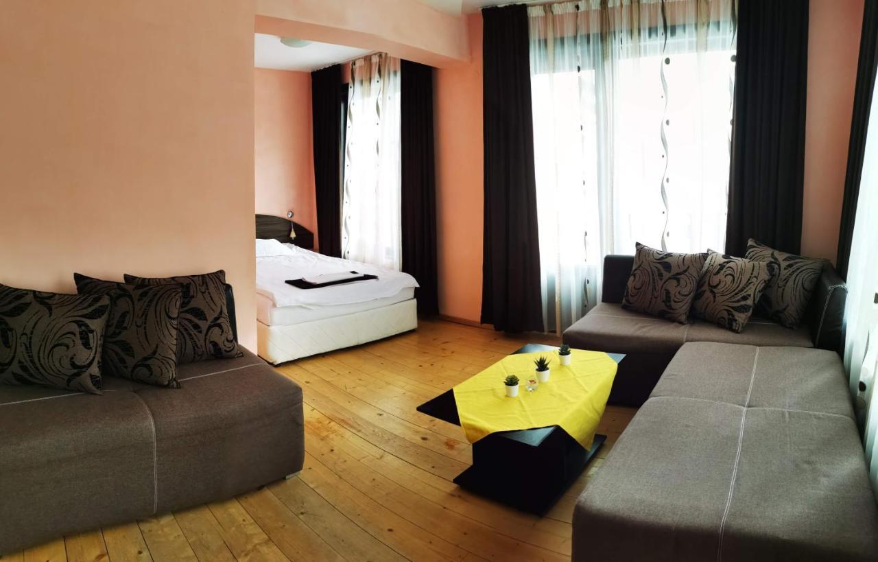 Apartments Black Horse ปอมโปโรโว ภายนอก รูปภาพ